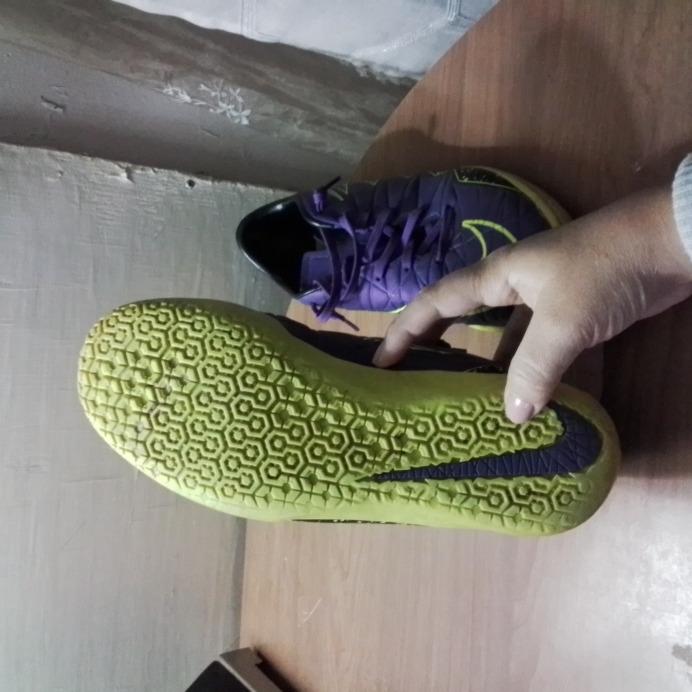 NIKE LIGHT WAIGHT Purple And Green Running Shoes.  WOMENS SIZE 8.5 - Picture 2 of 3